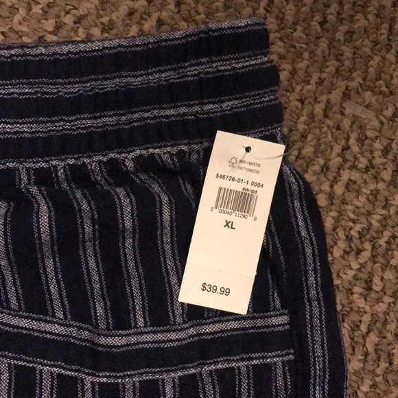 Gap navy and white stripped shorts - Picture 3 of 3